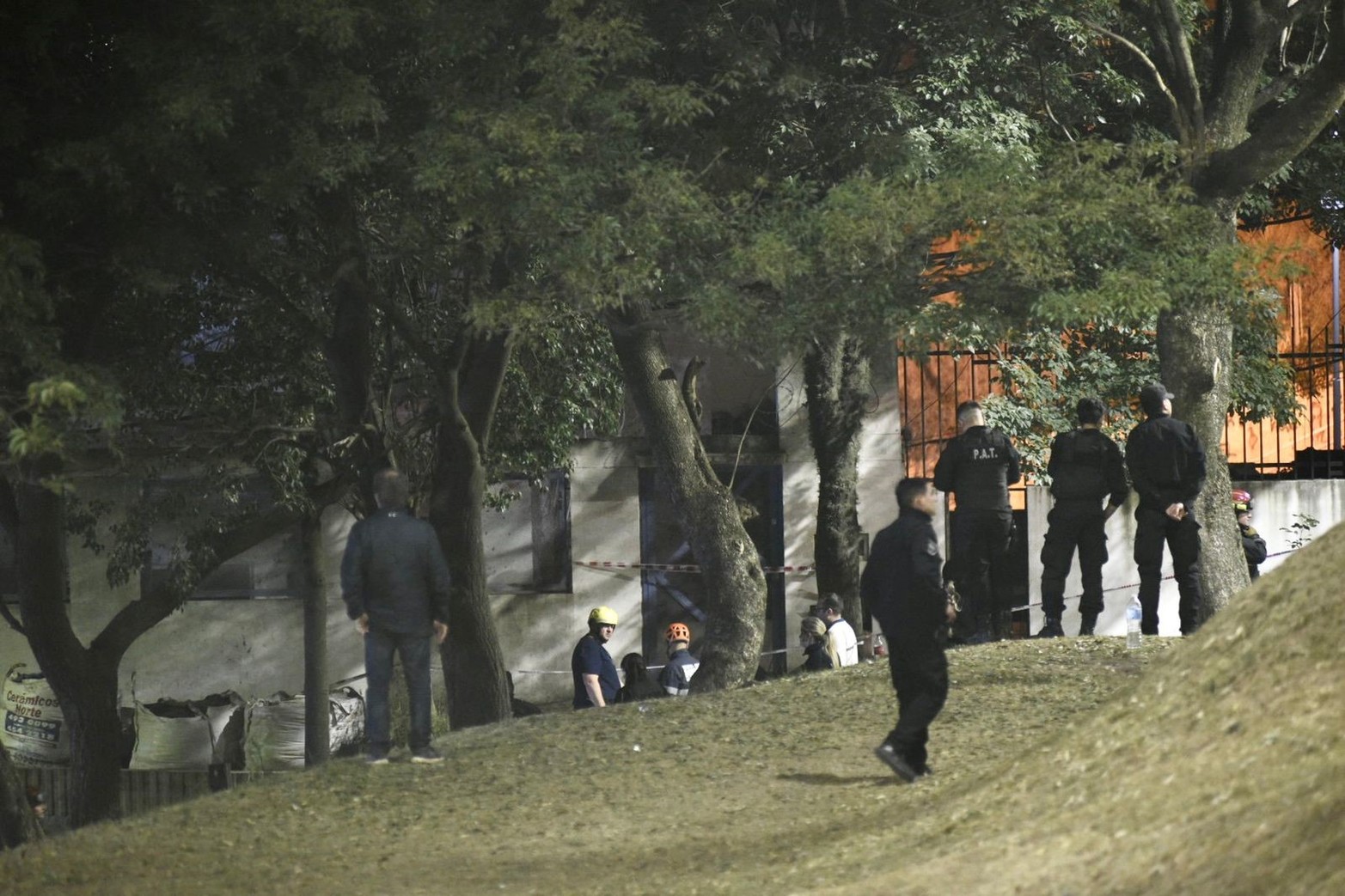 Una casa de tres piso se desplomó en la noche del domingo en Rosario . Arduas tareas para salvar a personas atrapadas.