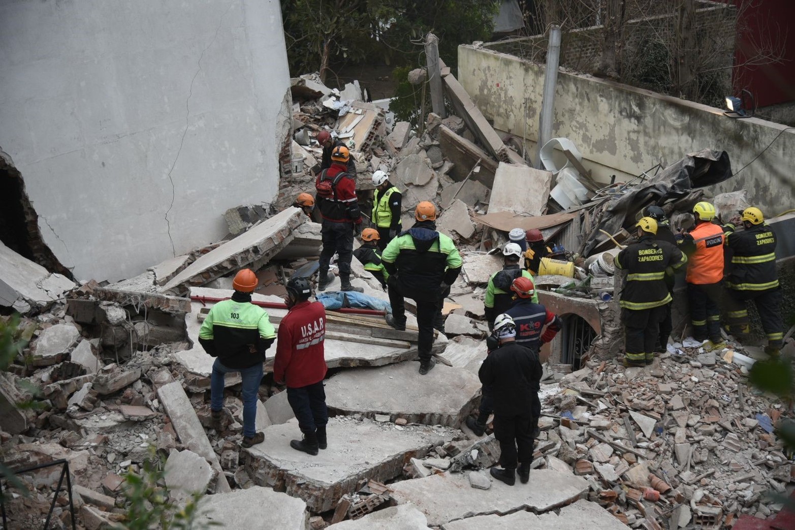 Una casa de tres piso se desplomó en la noche del domingo en Rosario . Arduas tareas para salvar a personas atrapadas.