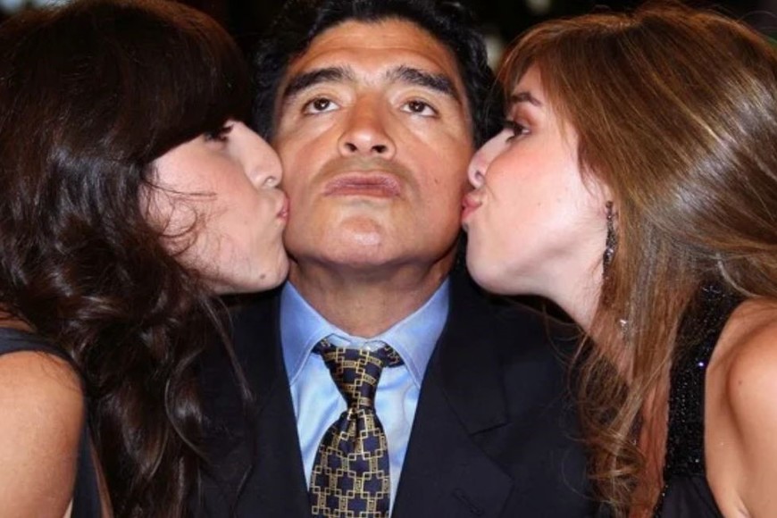 Diego junto a sus hijas