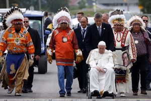 El Papa Francisco recorre parte de Canadá, pidiendo disculpa a los pueblos autóctonos por los abusos  que generó la iglesia católica.