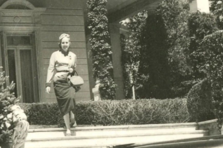 Evita en las escalinatas principales de la residencia.