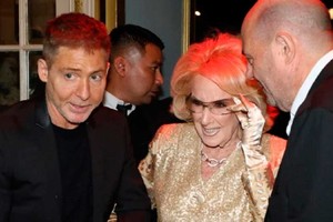 El "chueco" y la "chiqui", ajustan detalles para el regreso de la diva a la TV.