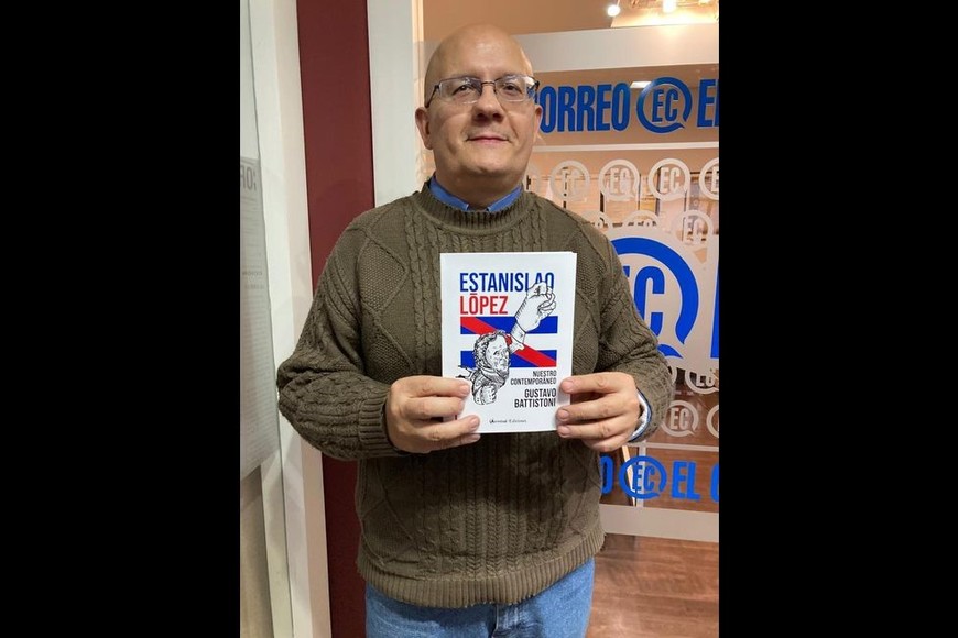 Gustavo Battistoni con su libro. Foto: Gentileza del autor