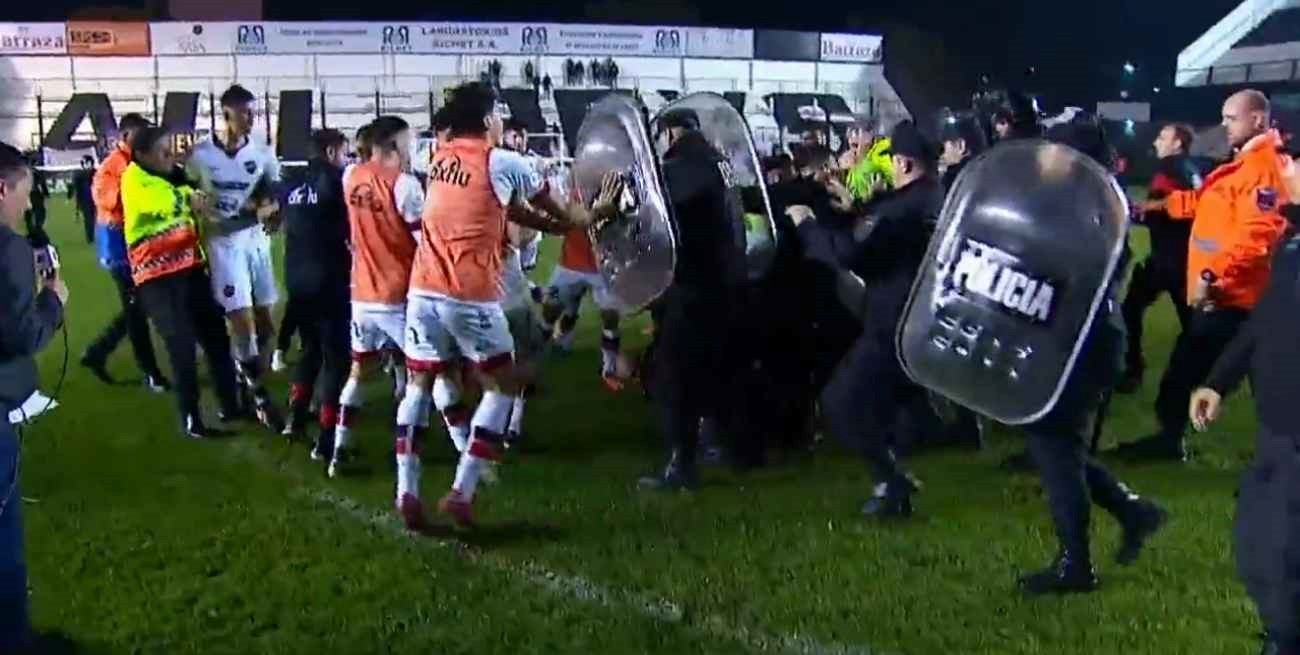 Cuatro futbolistas de Patronato fueron detenidos tras los incidentes contra el árbitro y la policía
