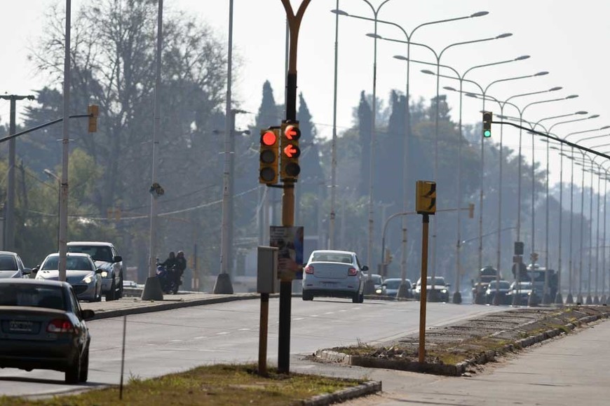 Semáforos. Ya funcionan con la onda verde en todo el corredor de la ruta 1, y serán sincronizados con los cruces peatonales. Crédito: Mauricio Garín