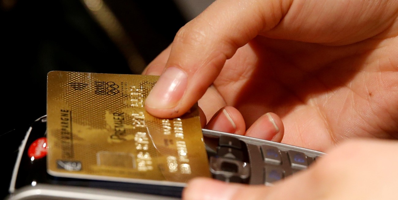 Se endurecieron las condiciones para financiar consumos con tarjeta de crédito en dólares en Argentina