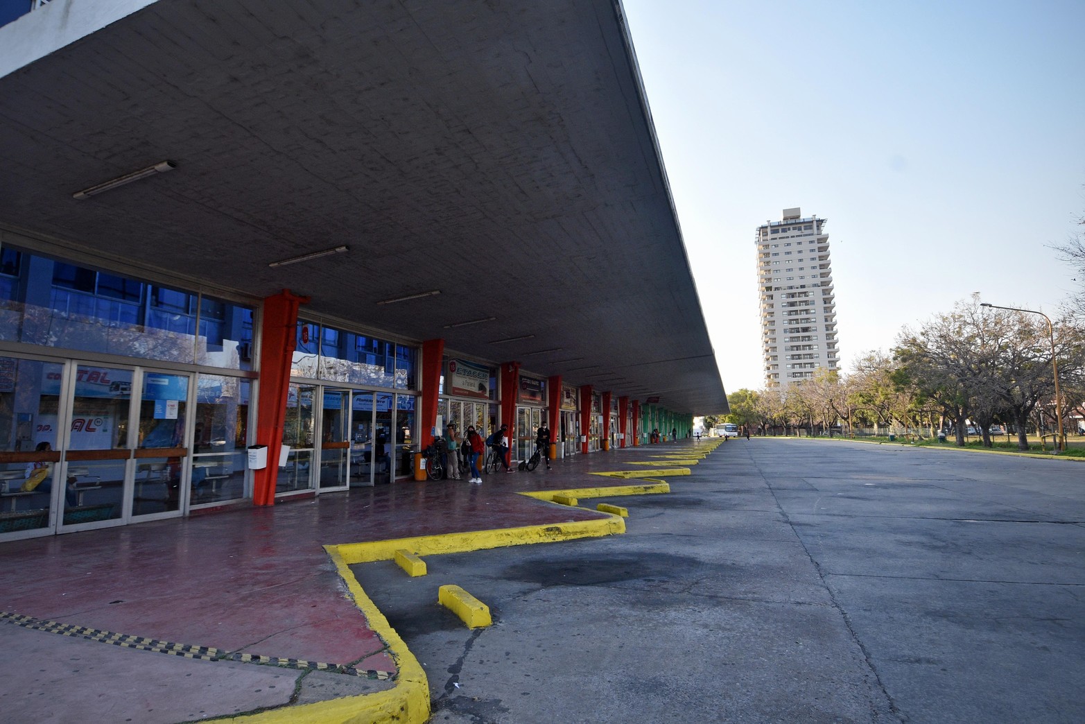 Las dársenas donde suben y bajan pasajeros de los colectivos actualmente. En el entorno, se ejecutarán nuevas veredas sobre calle Belgrano y mejoras en plazoleta "Hermanamiento Santa Fe-Cuneo/Piamonte", de modo de potenciar las condiciones de acceso al edificio. De igual manera, se recupera la conectividad peatonal con el parque del ex Predio Ferial, donde actualmente se ubican varias oficinas públicas.