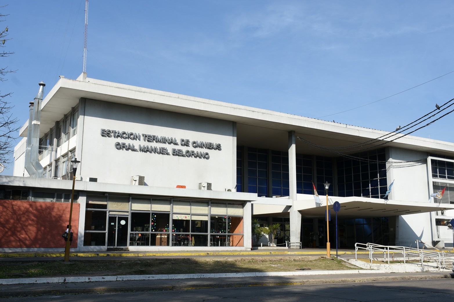 Fachada principal de la terminal de omnibus.