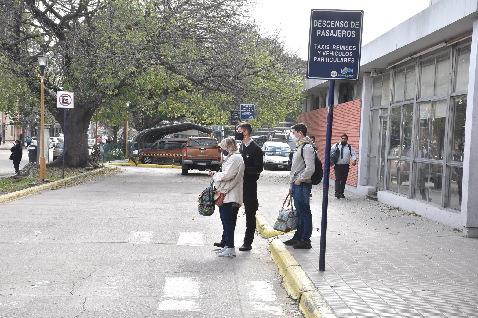 Zona de ascenso y descenso de pasajeros que llegan en taxis, remises o autos particulares.