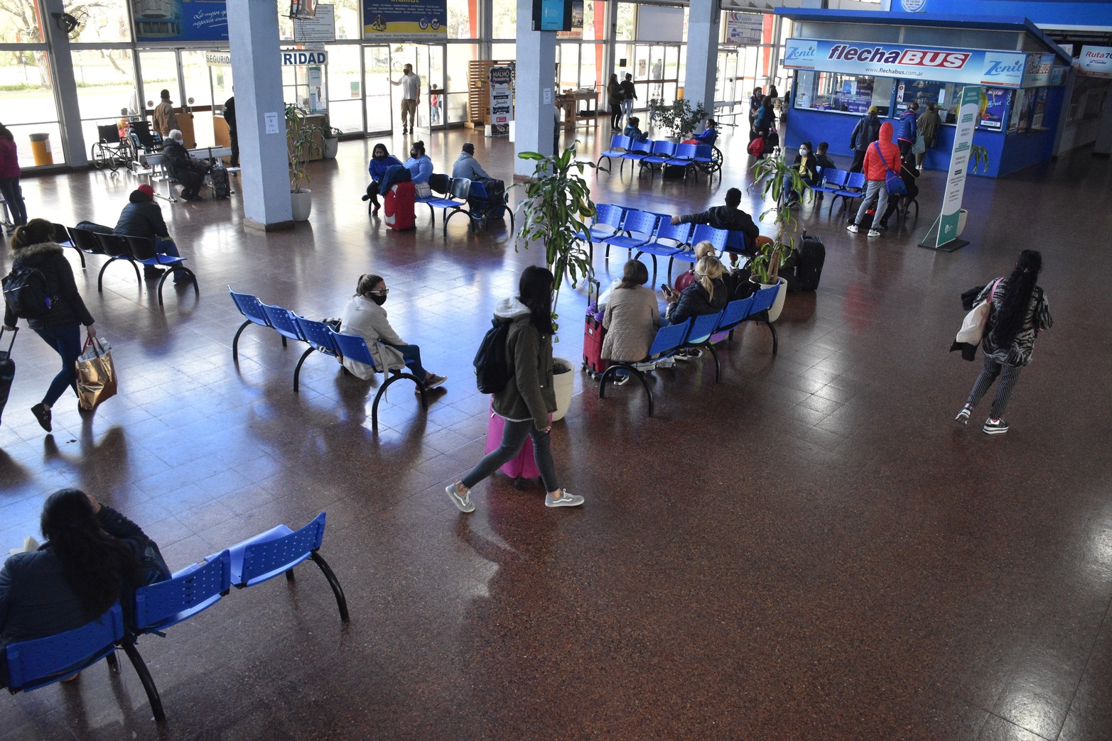 El hall central vista desde arriba. En el interior de la terminal, los trabajos plantean recuperar espacios en halls y áreas de circulación, de modo de preparar el inmueble para la modernización y el reequipamiento, que incluye mejora de servicios e incorporación de nuevos sistemas de venta. 
