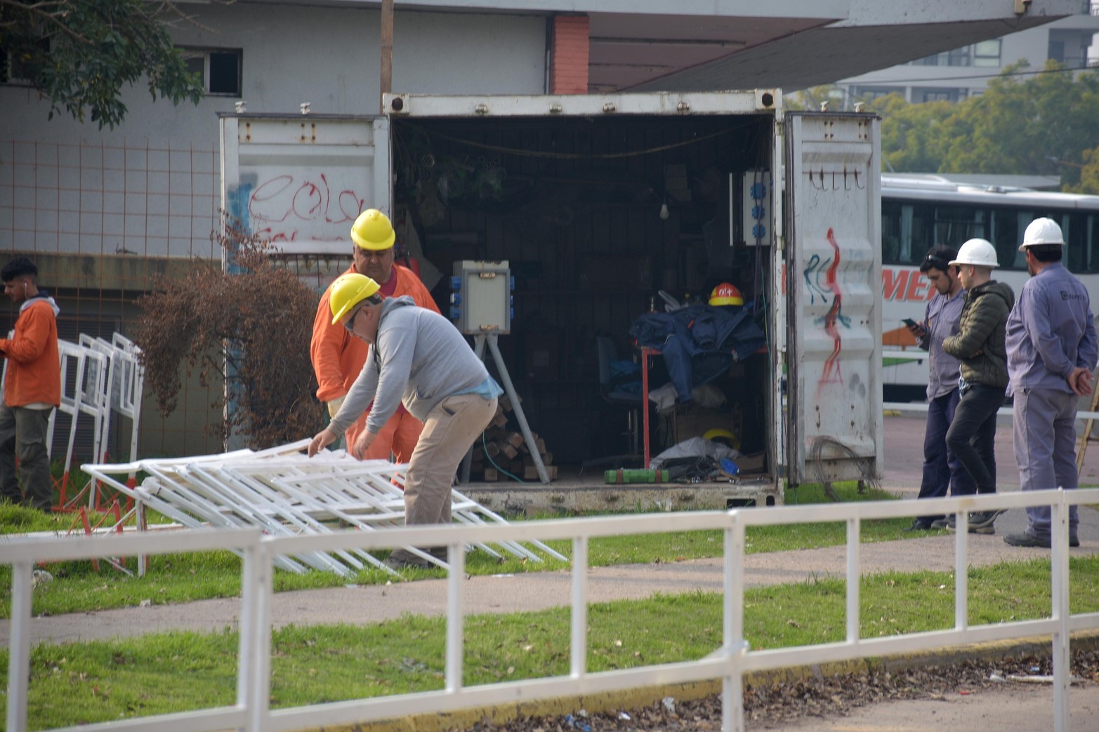 En el interior de la terminal, los trabajos plantean recuperar espacios en halls y áreas de circulación, de modo de preparar el inmueble para la modernización y el reequipamiento, que incluye mejora de servicios e incorporación de nuevos sistemas de venta.