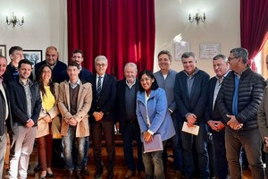 Los convenios se inscriben en el programa de financiamiento del gobierno provincial hacia los municipios y comunas. Crédito: prensa Gobierno de la provincia de Santa Fe.
