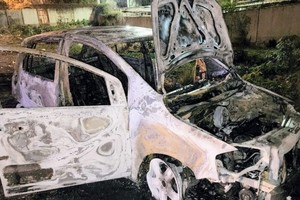 Apareció incendiado un auto en una zona de descampados de Villa Gobernador Gálvez, que podría haber sido el usado en el crimen.. Crédito: Marcelo Manera