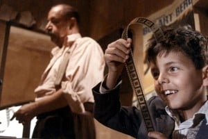Al igual que “La vida es bella” de Roberto Benigni y “Amarcord” de Federico Fellini, “Cinema Paradiso” propone la evocación de un tiempo y espacio determinados para generar empatía con el espectador. FOTO: Les Films Ariane, Cristaldifilm, TF1 Films Production, RAI 3, Forum Picture