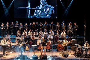 El grupo ampliado en una de sus actuaciones en Rosario, su ciudad natal. Foto: Gentileza Christian Jamín