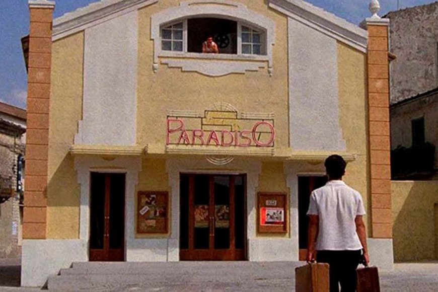 La sala de cine, un lugar de encuentro en un pequeño pueblo italiano. Foto: Les Films Ariane, Cristaldifilm, TF1 Films Production, RAI 3, Forum Picture