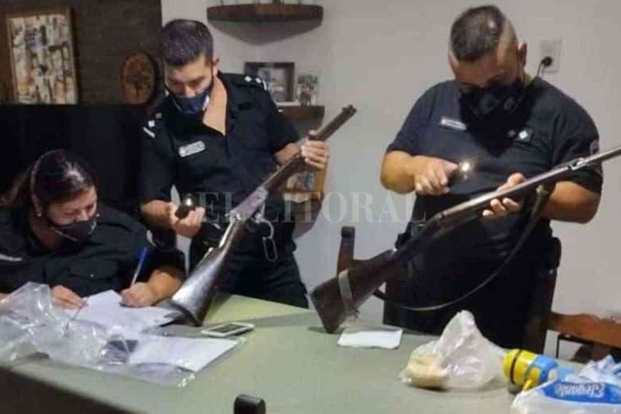 Producto de dos allanamientos, en la vivienda se hallaron 4 armas de fuego, tres armas de puño (foto) y una escopeta de caza.