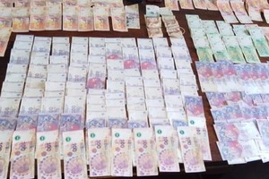El dinero secuestrado en poder de los delincuentes, los que fueron conducidos a sede policial.