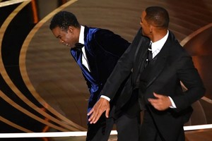 El actor Will Smith le pidió disculpas a Chris Rock por haberle pegado un cachetazo en medio de los Premios Oscar.