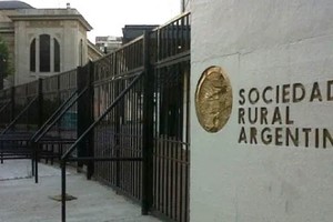 Frente de la sede de la Sociedad Rural Argentina.