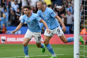 Álvarez junto al noruego Erling Haaland. Crédito: Tony Obrien / Reuters