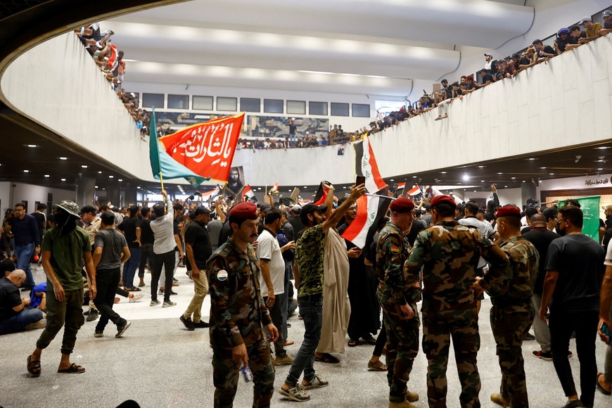 Las protestas en Irak ocupan el parlamento. Crédito: Reuters