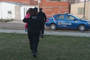 La policía trasladó a la menor hasta su domicilio y luego a la comisaría para constatar el vínculo familiar. / Gentileza