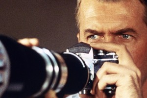 Un reportero fotográfico debe permanecer en reposo con una pierna escayolada. Desde la ventana de su departamento indaga con unos prismáticos las viviendas de enfrente.  Foto: Paramount Pictures