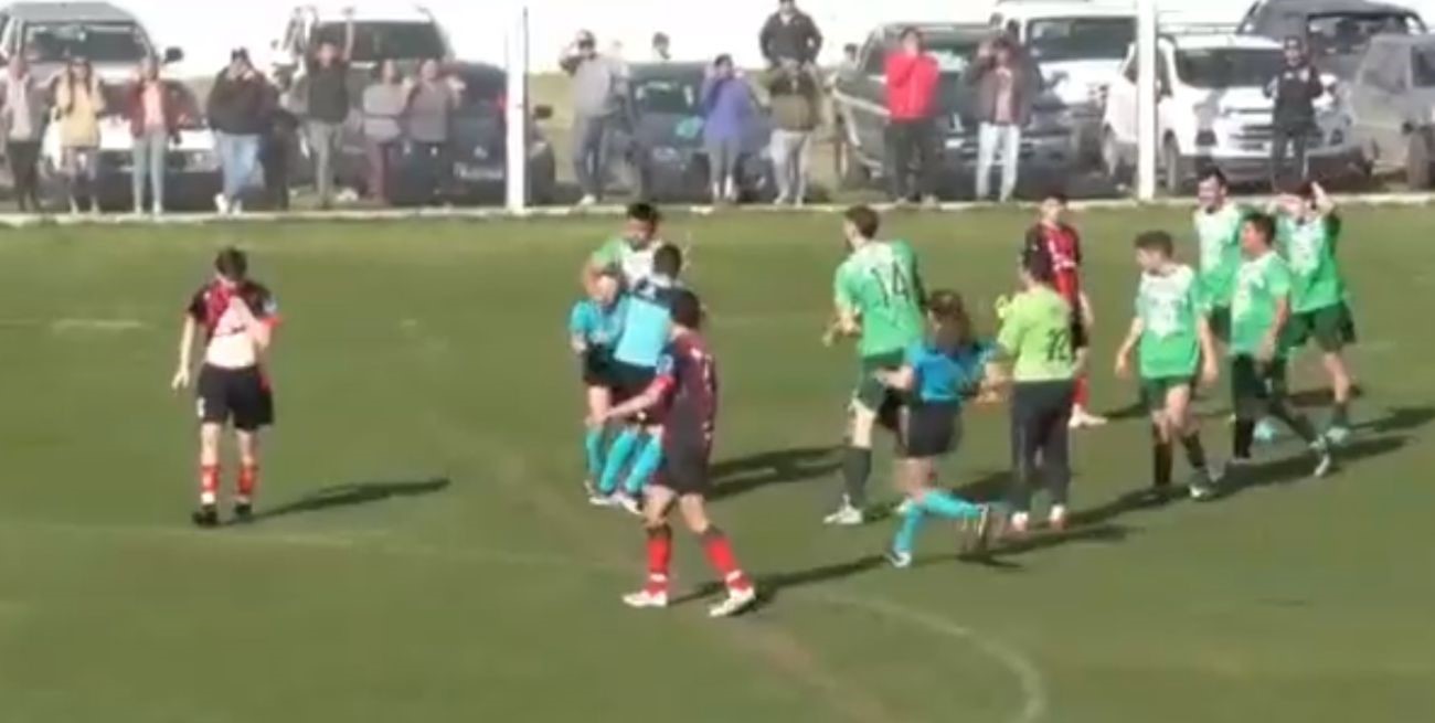 Video: repudiable agresión de un jugador a una árbitra en una liga de Tres Arroyos