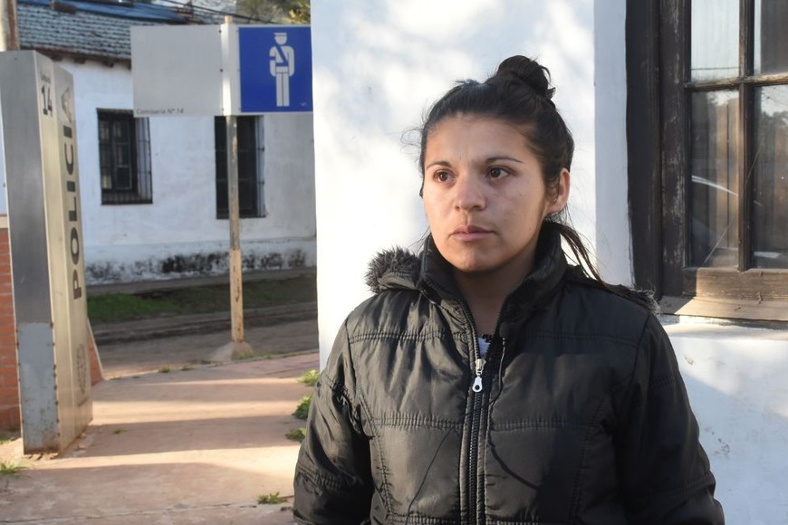 Lucrecia R., una de las hijas del detenido, habló con los medios en la esquina de la comisaría de Rincón. Créditos: Guillermo Di Salvatore