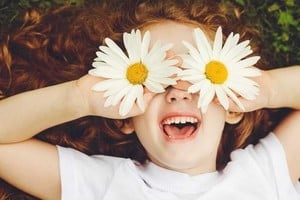 La alegría se trata de una emoción temporal que empieza con cierta intensidad.