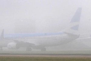 La niebla cubre el aeropuerto