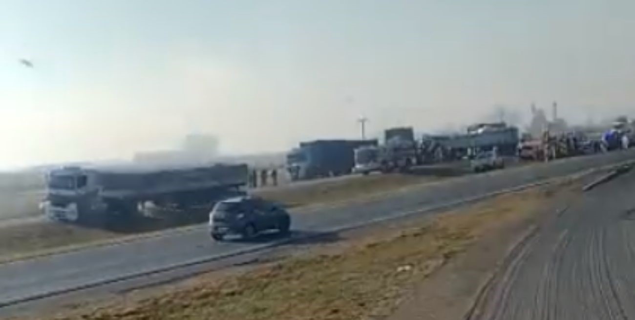 Impactante choque entre tres camiones sobre la autopista Rosario-Buenos Aires