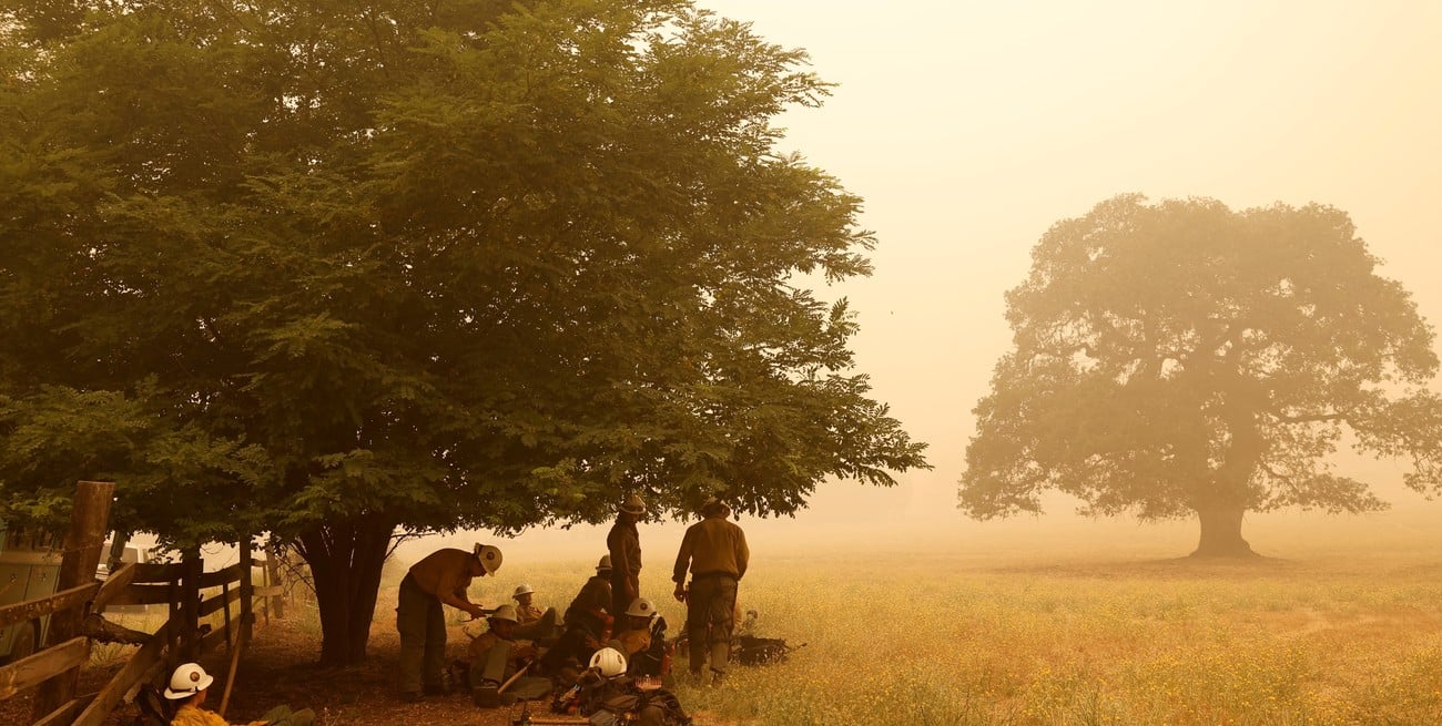 Los bomberos trabajaron arduamente para frenar los graves incendios forestales en California, Estados Unidos.