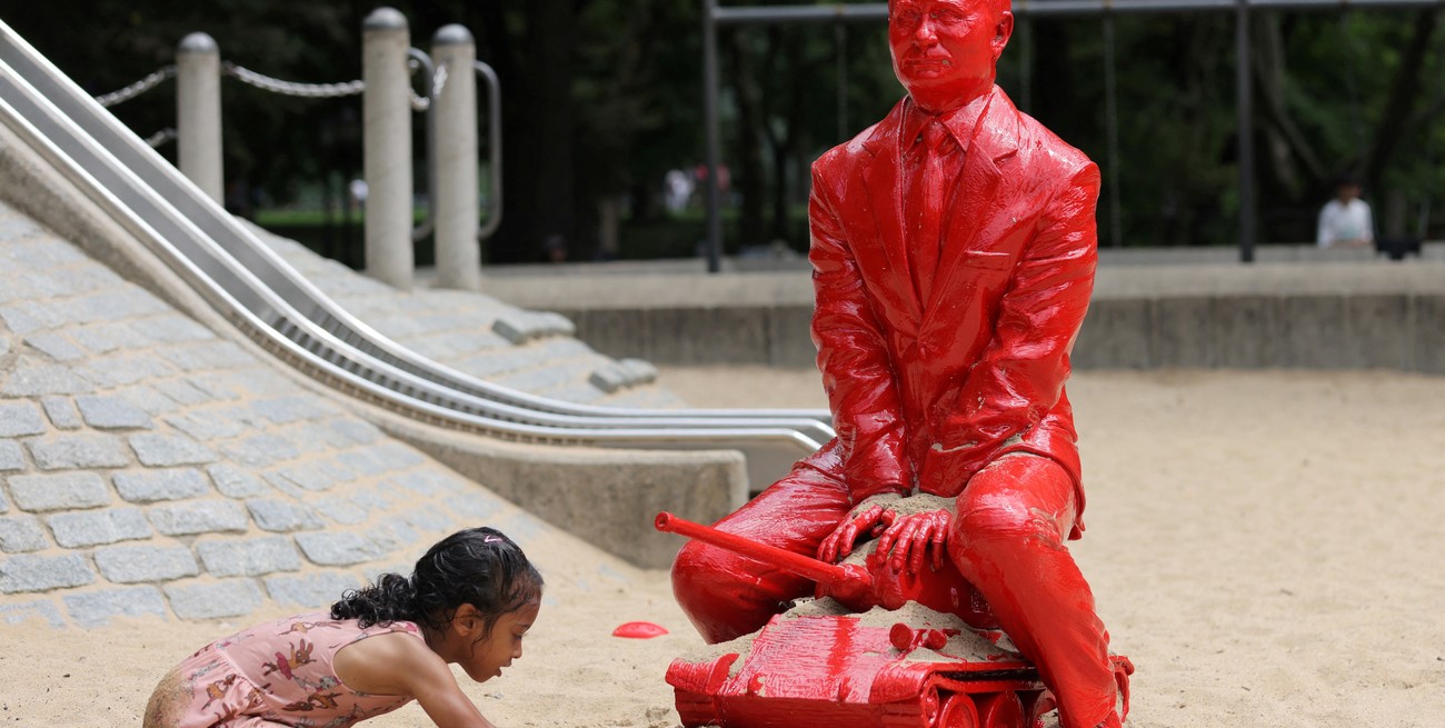 La estatua roja que denuncia a Vladimir Putin llegó a Central Park