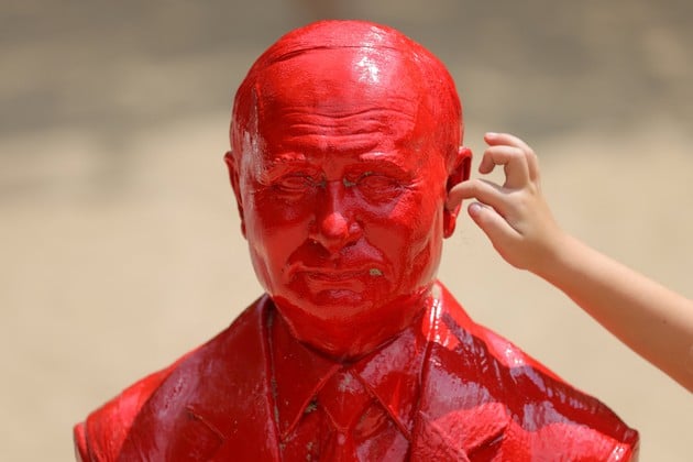 Un niño coloca un dedo en la oreja de una estatua del presidente ruso Vladimir Putin montado en un tanque creado por el artista francés James Colomina en Central Park en Manhattan, Nueva York, EE. UU., 2 de agosto de 2022. Foto: Reuters