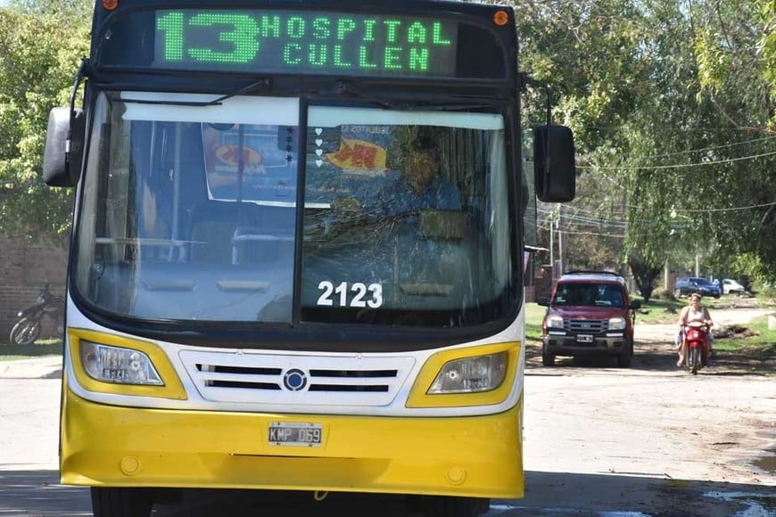 Tres colectiveros fueron asaltados a punta de pistola en la parada de la Línea 13. Crédito: Flavio Raina