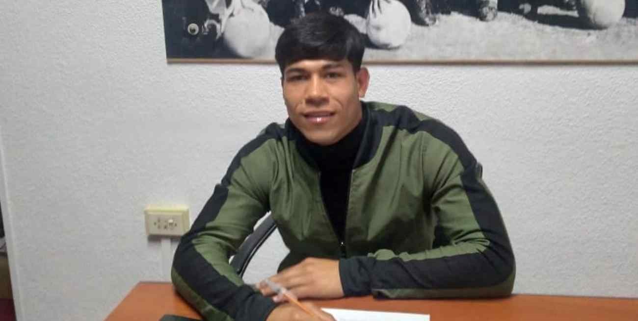 Agustín Ojeda firmó su primer contrato profesional con Colón El Litoral