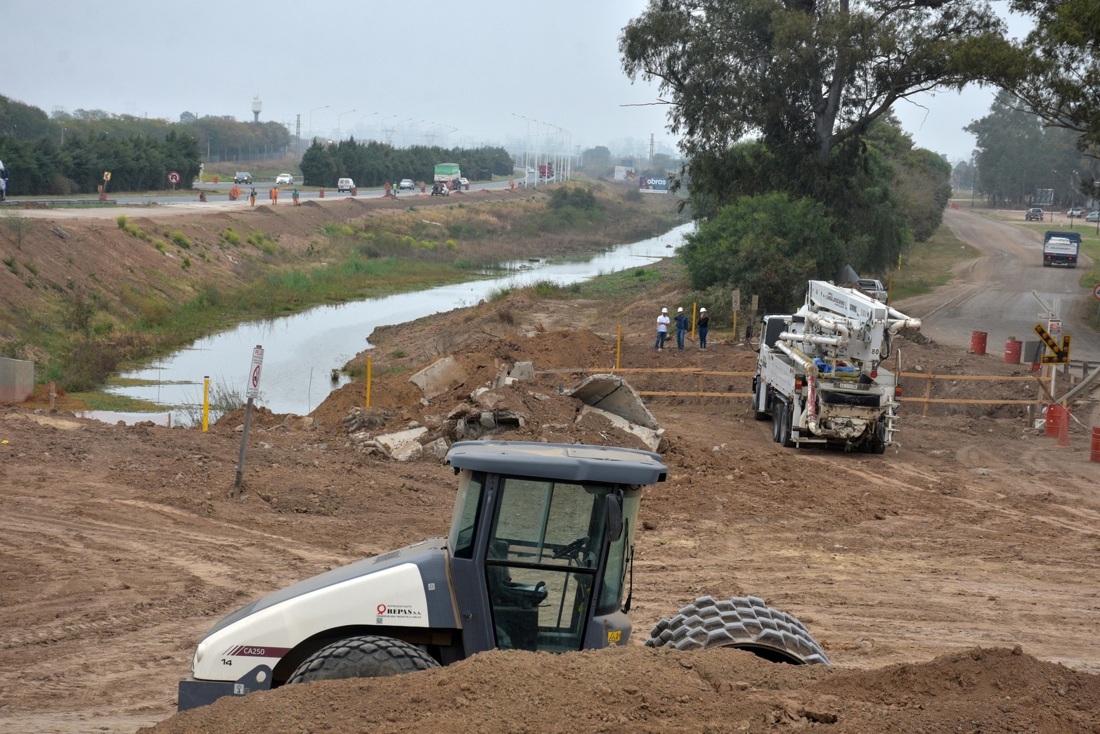 Es una obra compleja, porque hubo que levantar terraplenes de grandes dimensiones en un sector con poco espacio para hacerlo.  Foto Guillermo Di Salvatore