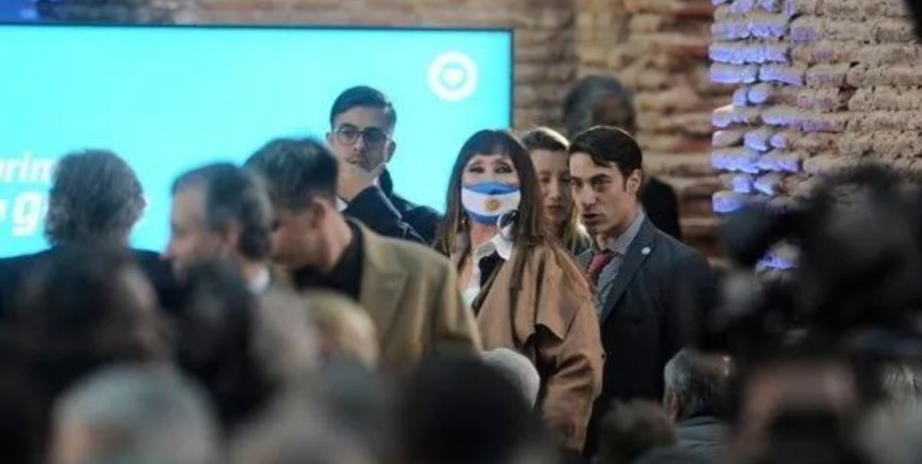 “Con la Bandera Argentina en la boca": el look de Moria Casan en la jura de Sergio Massa
