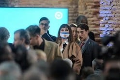 “Con la Bandera Argentina en la boca": el look de Moria Casan en la jura de Sergio Massa