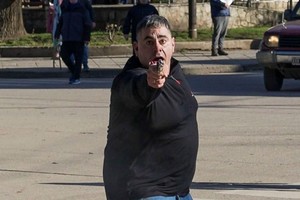 Pedro Jofré  integra una de las facciones que protagonizó disturbios en el centro de San Martín de los Andes