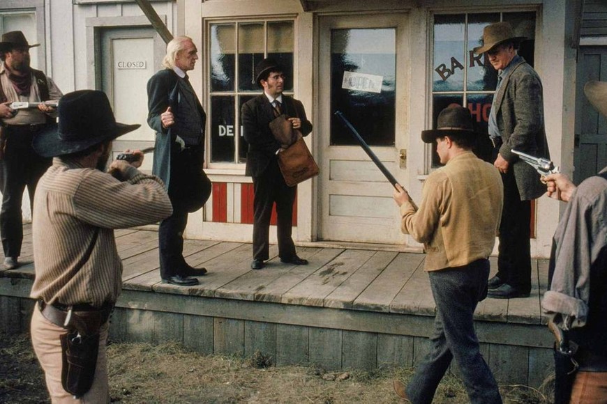 El inglés Bob (Richard Harris) es recibido por el sheriff. Foto:  Warner Bros., Malpaso Productions