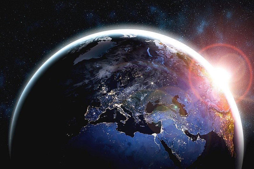 Las causas son inciertas, pero los científicos especulan que podría deberse a procesos en las capas internas o externas del núcleo, los océanos, las mareas o incluso a cambios en el clima. 