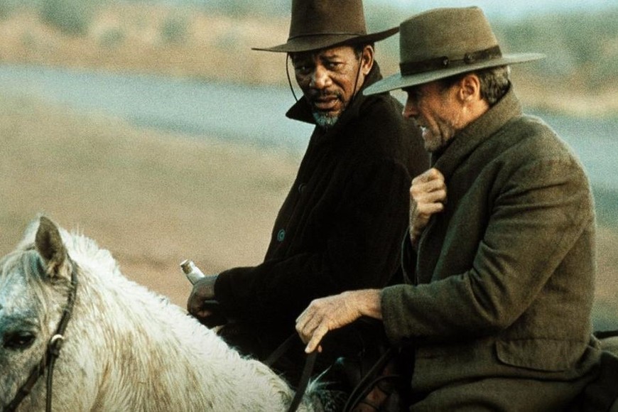 Clint Eastwood y Morgan Freeman cabalgan juntos en una secuencia del film. Foto:  Warner Bros., Malpaso Productions