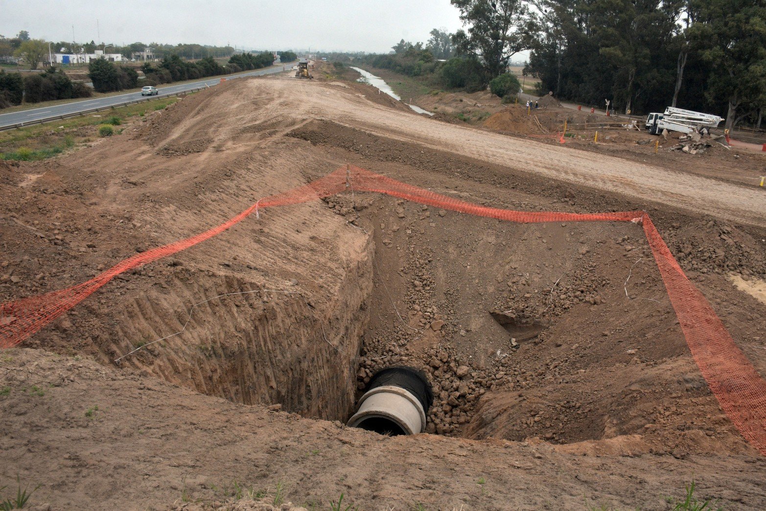 Se realizó una canalización del agua de lluvia que no estaba prevista en la zona, para evitar anegamientos. Una parte de dichos canales son a cielo abierto, hormigonados, y otra importante cantidad de metros son entubados y pasan por debajo del terraplén y la autopista", describió el funcionario. Foto Guillermo Di Salvatore