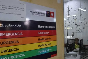 Guardia. Casi todos los días llegan al Alassia pequeños que necesitan atención tras sufrir algún tipo de accidente doméstico, aunque en la mayoría de los casos son leves. Crédito: Flavio Raina.
