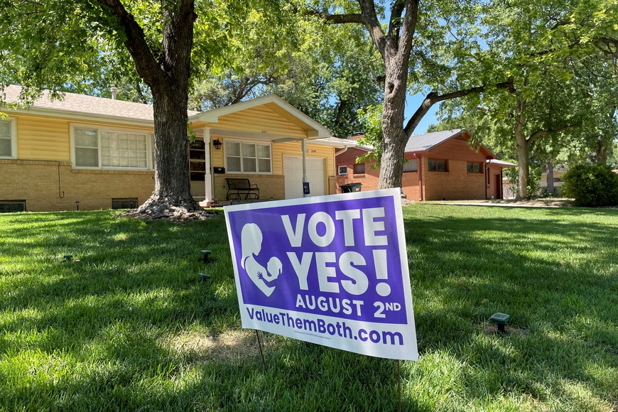 Con la frase "Vote Yes!", se posicionaban a favor de la enmienda que eliminó el derecho constitucional. Crédito: Gabriella Borter / Reuters