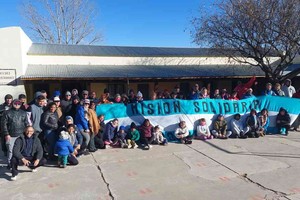 "En total participamos unas 80 personas quienes viajamos en 19 vehículos y 4 camiones que llevaron las donaciones de mercadería, ropa, juguetes e insumos para hospitales”, destacó Rohrmann.
Foto: Agrupación Coral Merceditas