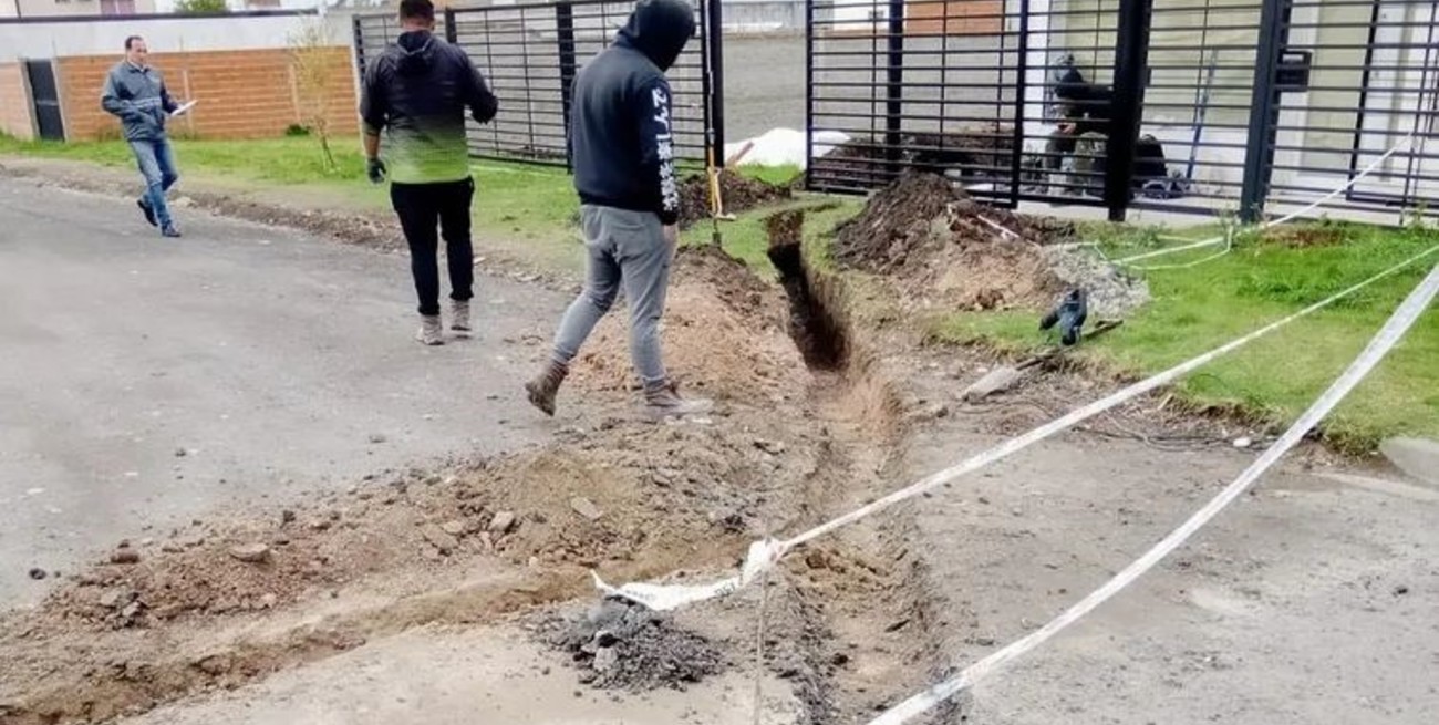 Paraná: “levantó” el asfalto para conectarse ilegalmente a las cloacas